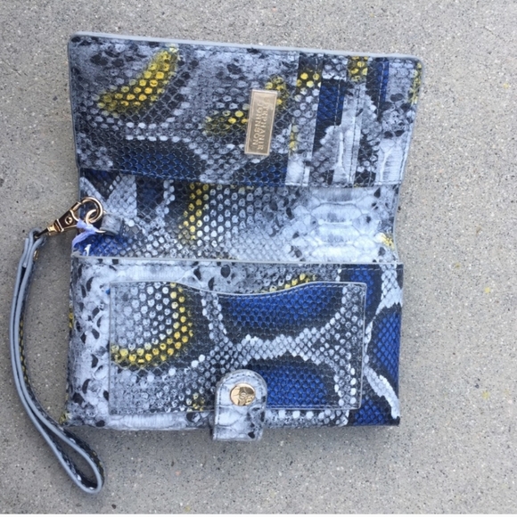 Stephanie Johnson Wristlet - Picture 4 of 5